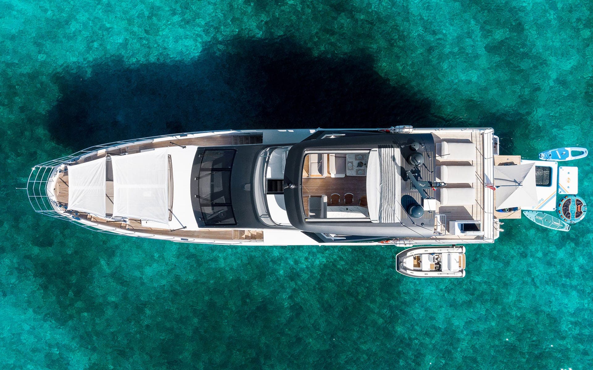 The 88' Azimut at anchor, seen from directly above